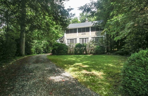 Montreat Casa | Circa 1907 Actualizado a casa; 1/4 milla dentro de Montreat Gate en un nivel raro, lote grande