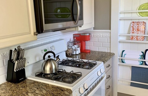 Old Towne Cabaña | Citrus Cottage in Old Town Orange near Chapman U & Disneyland