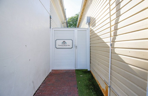 Historic Seaport Apartamento | Citrus Queen at Custom House Inn | Ideal Location On Duval!
