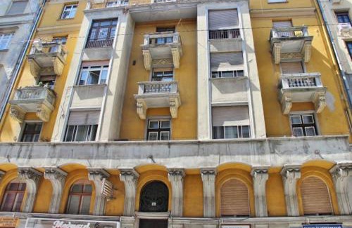 Ujlipotvaros Apartamento | City and Calmness