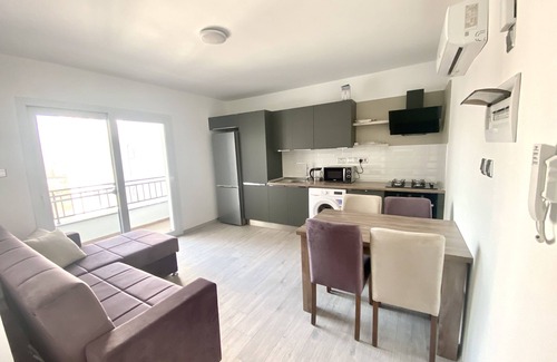 Trikomo Apartamento | City apartment with amazing pool - 300 meters to Long Beach