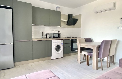 Trikomo Apartamento | City apartment with amazing pool - 300 meters to Long Beach
