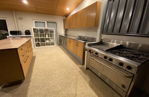 City Beach Casa | City Beach Home - Dazzling Ocean Views Sleeps 9