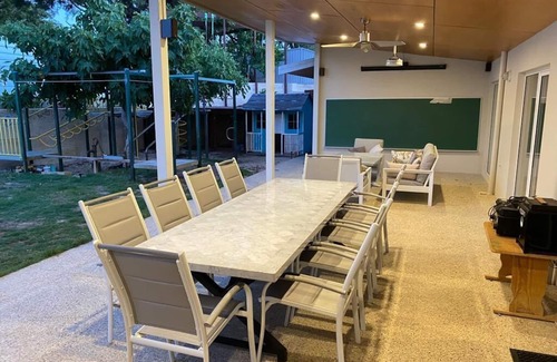City Beach Casa | City Beach Home - Dazzling Ocean Views Sleeps 9