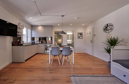 Unterseen Apartamento | City Center Apartment with Mountain View, Historic Building, Old Town