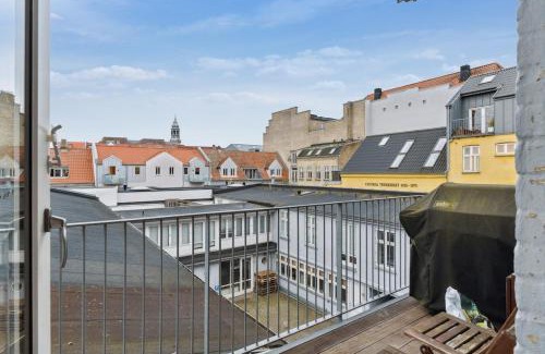 Aalborg Apartamento | City center apartment with balcony and private parking