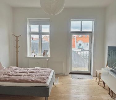 Aalborg Apartamento | City center apartment with balcony and private parking