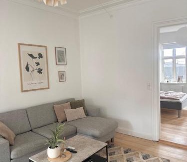 Aalborg Apartamento | City center apartment with balcony and private parking