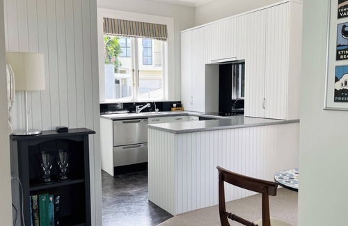 Te Aro Casa | City-Center Gem: Historic House with Modern Comfort!