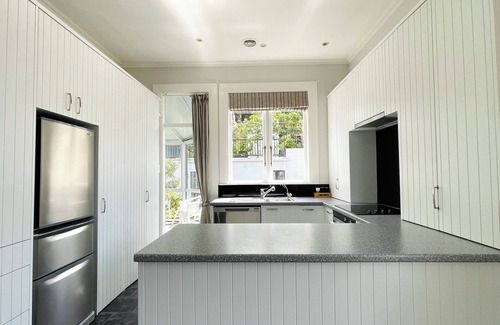 Te Aro Casa | City-Center Gem: Historic House with Modern Comfort!