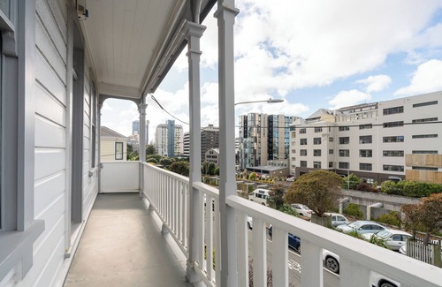 Te Aro Casa | City-Center Gem: Historic House with Modern Comfort!