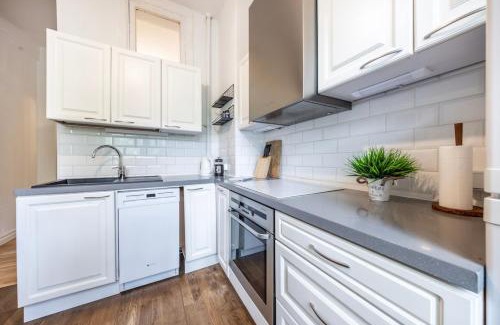 Kesklinn Apartamento | City center, High ceilings, 75m2 2BR Free parking