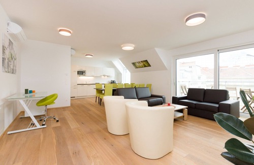 Leopoldstadt Apartamento | City Center Oasis: Luxe 5BR w/ AC, near River