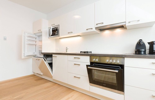 Leopoldstadt Apartamento | City Center Oasis: Luxe 5BR w/ AC, near River