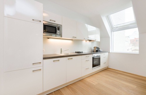 Leopoldstadt Apartamento | City Center Oasis: Luxe 5BR w/ AC, near River