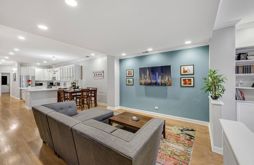 Killgubbin Apartamento | City Center, River North Condo HUGE 3BR, Patio, Parking(2x)