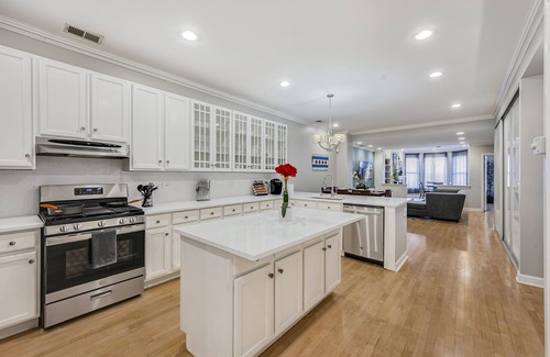 Killgubbin Apartamento | City Center, River North Condo HUGE 3BR, Patio, Parking(2x)