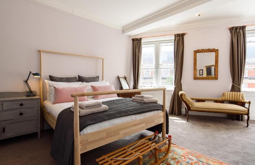 Castle Quarter Casa | City Centre Mansion Sleeping 1 to 23