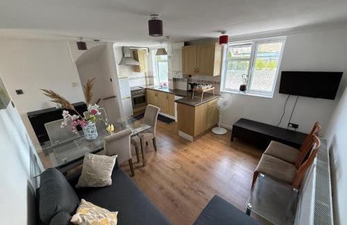 West Hendon Apartamento | City Chic 2 Bedroom Duplex flat North West London