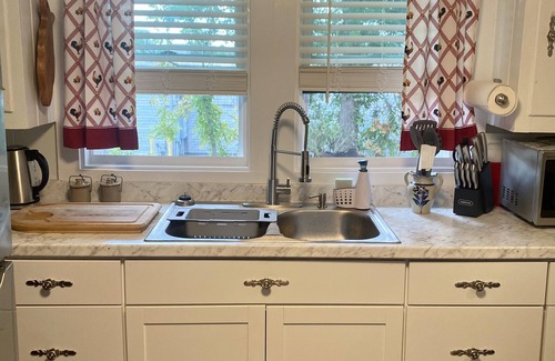 Hendersonville Cabaña | City Cottage- a country cottage in the heart of the city!