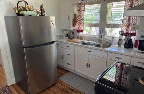 Hendersonville Cabaña | City Cottage- a country cottage in the heart of the city!