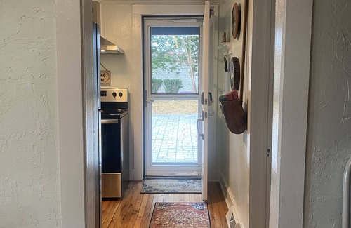 Hendersonville Cabaña | City Cottage- a country cottage in the heart of the city!
