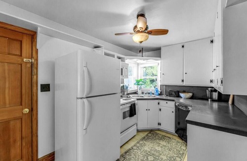 Winston - Salem Cabaña | City Cottage Minutes From Shop,Rest,Hosp. !NEW!
