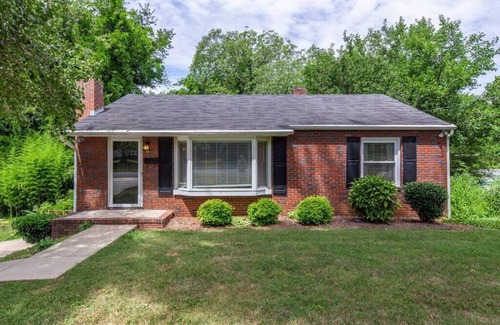 Winston - Salem Cabaña | City Cottage Minutes From Shop,Rest,Hosp. !NEW!