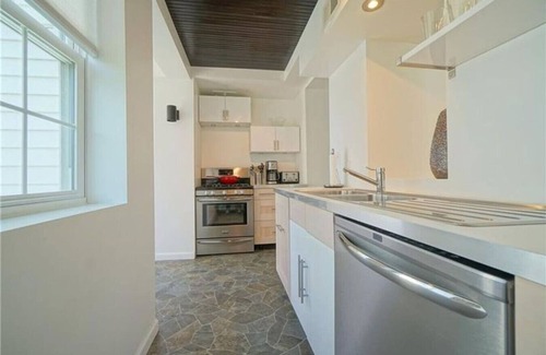 Pittsburgh Casa | City Cottage with Yard Sleeps 8