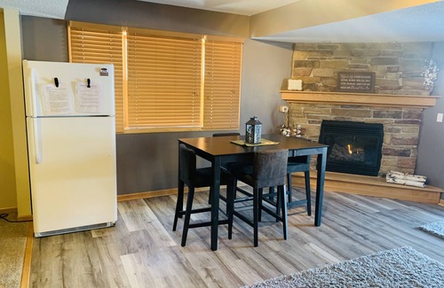 Ham Lake Condominio | City country, small Lake view, hot tub, game room fire place & lots of extras!