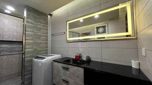 Blue Area Apartamento | City Escape with Mountain Views 1-Bed Apartment