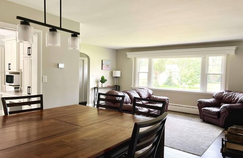 Charlottetown Casa | City Family Escape - Spacious 4-Bedroom within walking distance of Victoria Park