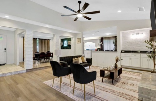 Plano Casa | City Gem: 4BR w/ POOL! Sleeps 10