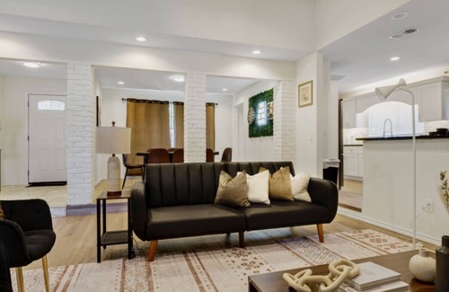Plano Casa | City Gem: 4BR w/ POOL! Sleeps 10