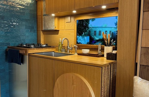 Bausman Casa | "City Hideaway: Off-Grid Luxe"