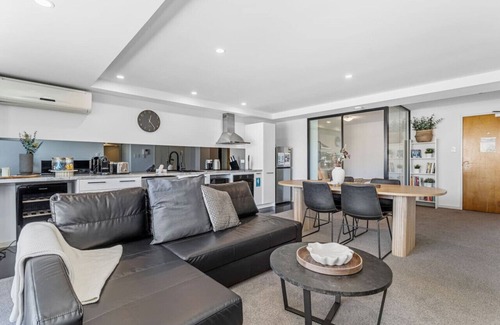 East Perth Apartamento | City Life: 2BR Apt with Pool, Gym, Sauna & Car Bay