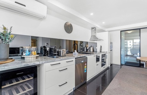 East Perth Apartamento | City Life: 2BR Apt with Pool, Gym, Sauna & Car Bay