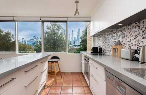 South Melbourne Apartamento | City Lights and Lake Breezes near Albert Park