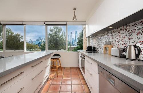 South Melbourne Apartamento | City Lights and Lake Breezes near Albert Park