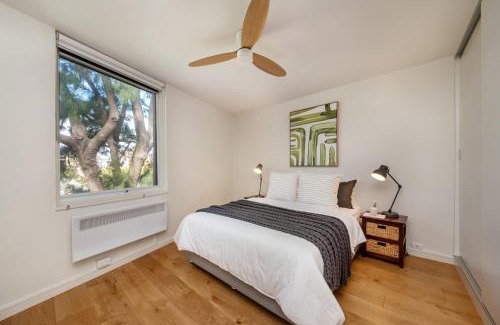 South Melbourne Apartamento | City Lights and Lake Breezes near Albert Park