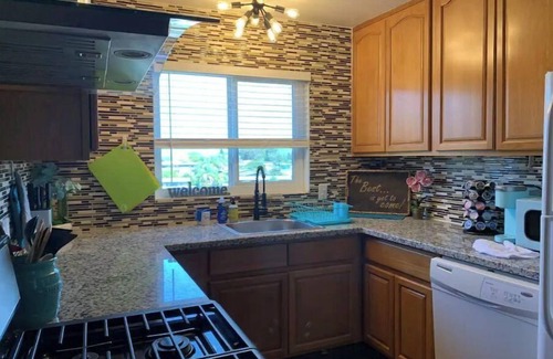 Hayward Condominio | City Lights and Sunset Views Stylish Condo with Free Parking and Wi-fi!