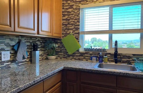 Hayward Condominio | City Lights and Sunset Views Stylish Condo with Free Parking and Wi-fi!