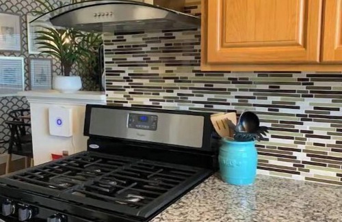 Hayward Condominio | City Lights and Sunset Views Stylish Condo with Free Parking and Wi-fi!