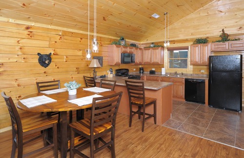 Gatlinburg - Pigeon Forge Cabina | Nuevas luces de la ciudad Con una piscina cubierta climatizada y excelentes comodidades.