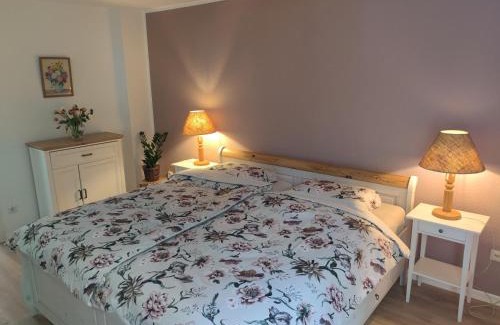 Suedstadt Apartamento | City Nest - Große gemütliche Ferienwohnung mit Terrasse, zentral gelegen, für Paare, Familien und Hunde!