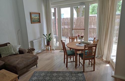 Suedstadt Apartamento | City Nest - Große gemütliche Ferienwohnung mit Terrasse, zentral gelegen, für Paare, Familien und Hunde!