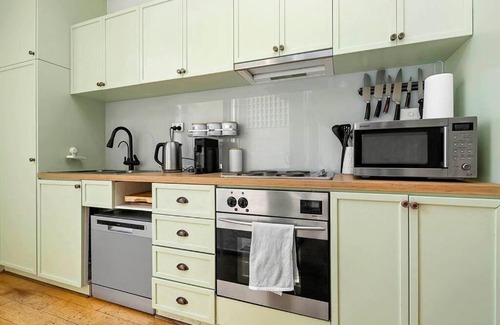 Adelaide Central Business District Casa | City Oasis 2-BR Townhouse with Balcony & Parking