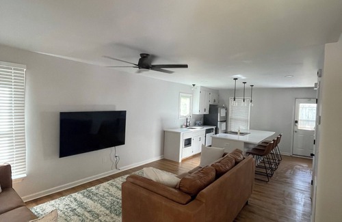 Downtown Casa | City of Oaks cottage in Raleigh