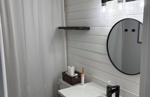 Downtown Casa | City of Oaks cottage in Raleigh