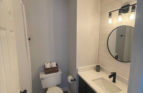 Downtown Casa | City of Oaks cottage in Raleigh